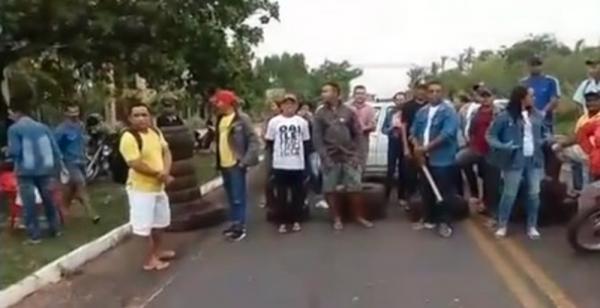 Moradores de José de Freitas realizam protesto.(Imagem:Reprodução/Tv Clube)