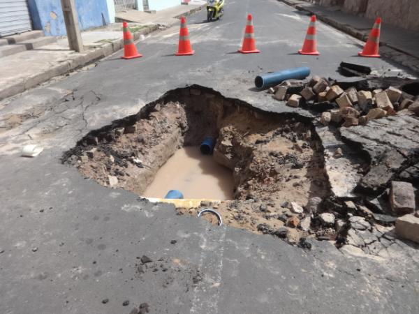 Rompimento de cano da Agespisa provoca acidente e falta de água em Floriano.(Imagem:FlorianoNews)