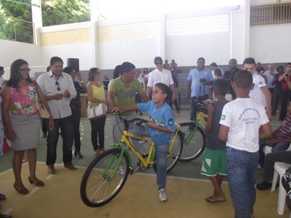 Alunos de Floriano recebem bicicletas do Projeto Pedala Piauí.(Imagem:FlorianoNews)