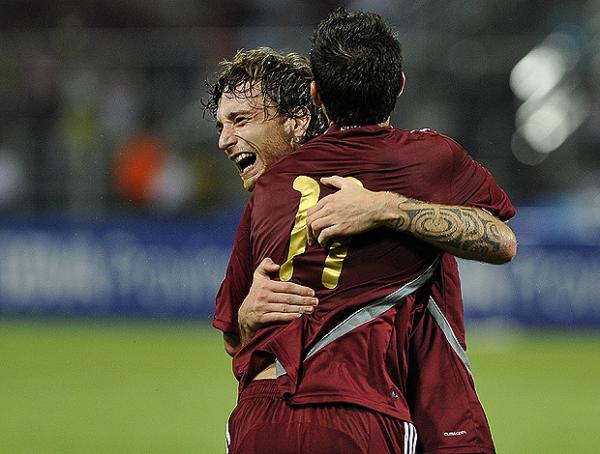 Amorebieta, de frente, comemora o gol que selou a primeira vitória da Venezuela sobre a Argentina (Imagem:AFP)