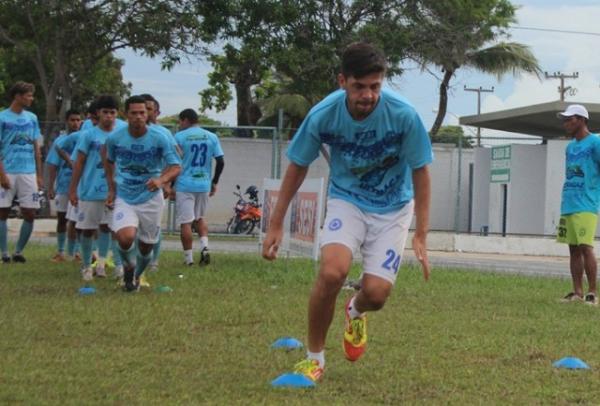 Tadeu (à frente) deixa o Parnahyba depois de se tornar peça-chave na criação.(Imagem:Renan Morais/Globoesporte.com)