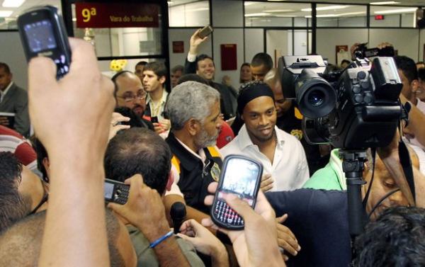Ronaldinho causa alvoroço ao deixar o Tribunal.(Imagem:Cezar Loureiro / Agência O Globo)