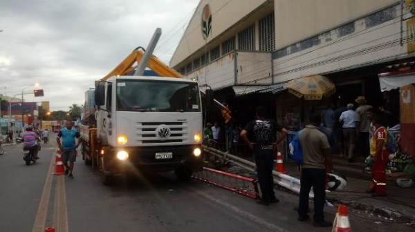 Carro desgovernado derruba poste e deixa parte do Centro de Floriano sem energia.(Imagem:FlorianoNews)