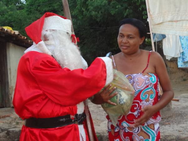 Papai Noel entrega brinquedos e cestas básicas em Floriano. (Imagem:FlorianoNews)