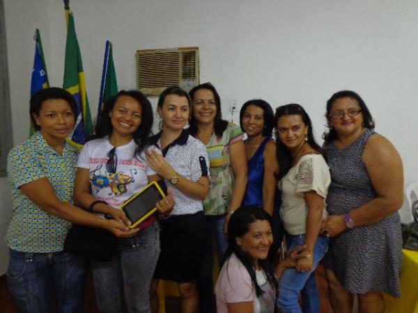 Professores da rede estadual recebem tablets através do Programa Educação Digital.(Imagem:FlorianoNews)