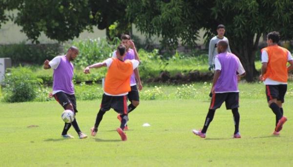 Arthirson comanda treino em campo reduzido.(Imagem:Abdias Bideh)