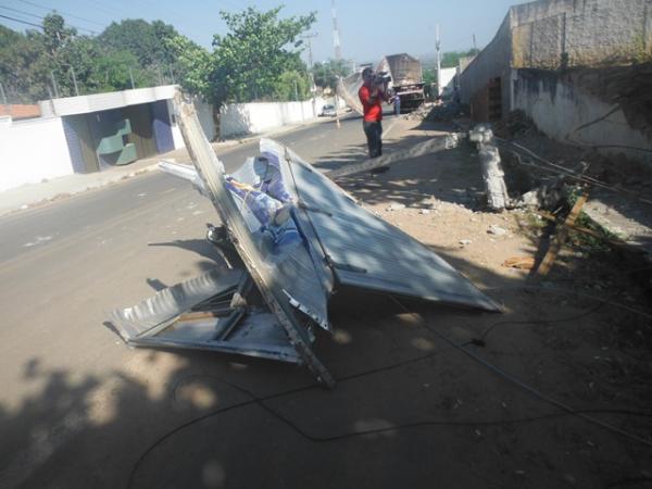  Acidente deixa caminhão, poste e muro destruídos em Floriano.(Imagem:FlorianoNews)