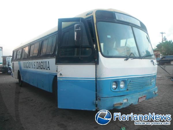 Ônibus de transporte escolar sofre ato de vandalismo em Floriano.(Imagem:FlorianoNews)