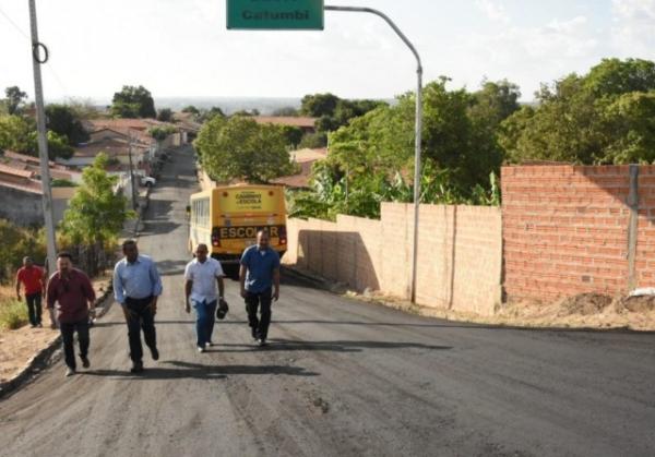 Gestor municipal acompanha asfaltamento nos bairros Curador e Pau Ferrado.(Imagem:SECOM)