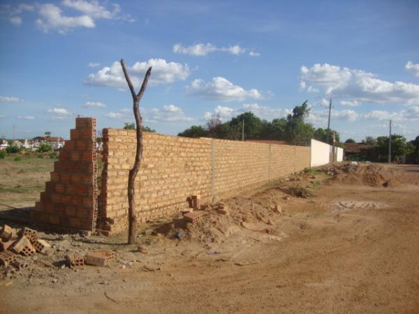 Já em Barão, foto do muro do cemitério que esta sendo ampliado e recuperado(Imagem:redação)