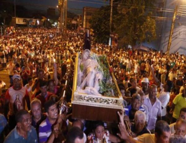 Multidão acompanha procissão do Senhor Morto em Teresina.(Imagem:Cidadeverde.com)