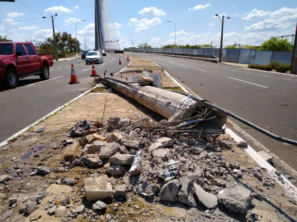 Motorista perde o controle de carro e derruba poste na Ponte Estaiada, em Teresina.(Imagem:Rafaela Leal/G1 PI)