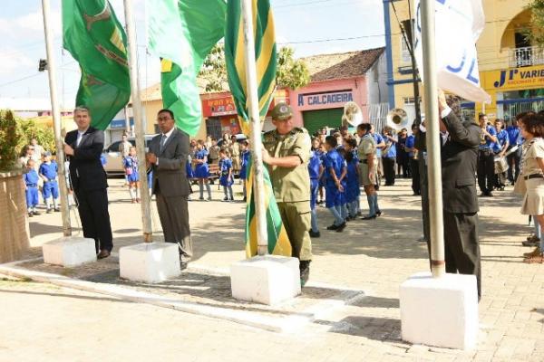 Hasteamento das bandeiras abre as comemorações do dia 7 de setembro em Floriano.(Imagem:SECOM)