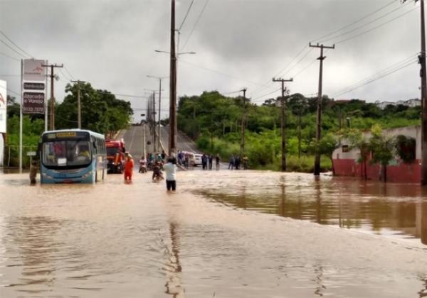 Ônibus escolar lotado de crianças fica ilhado na zona Sudeste de Teresina.(Imagem:CidadeVerde.com)