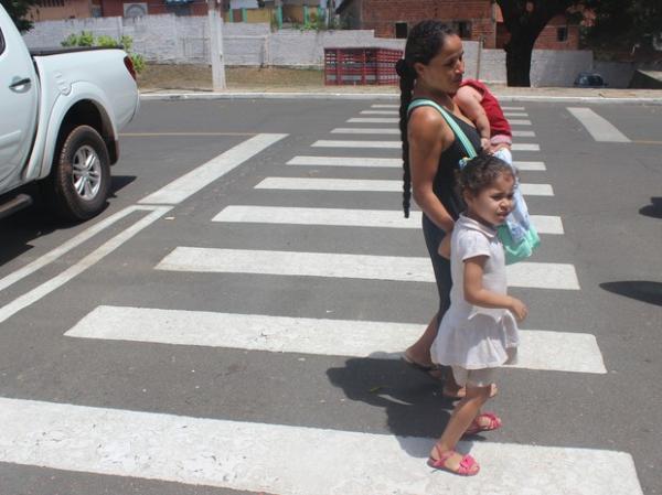 Mãe diz que a filha é muito esperta e sabe conduzí-la direitinho.(Imagem:Juliana Barros/G1)