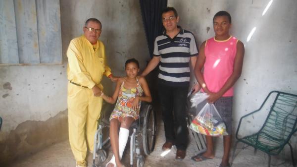 Prefeito fez entrega de cestas básicas nas comunidades rurais.(Imagem:FlorianoNews)