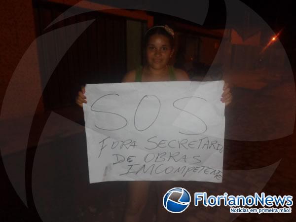 Moradores do bairro Irapuá I interditaram via para cobrar saneamento.(Imagem:FlorianoNews)