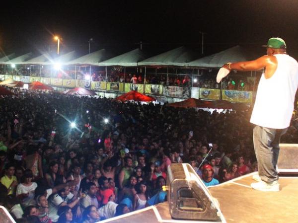 Mr. Catra canta para mais de 10 mil e critica quem esnoba mistura de funk e carnaval.(Imagem:Josiel Martins/G1)