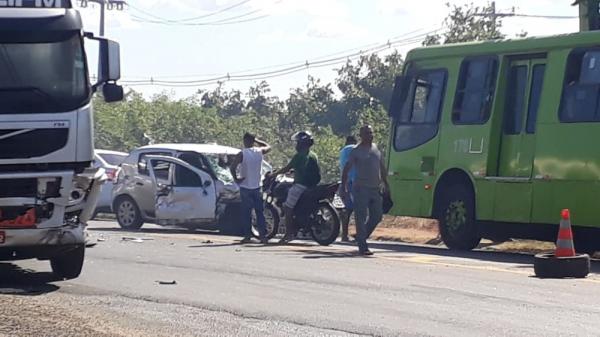 Suspeitos roubam carro e colidem veículo com caminhão durante fuga na Zona Sul de Teresina.(Imagem:Reprodução)
