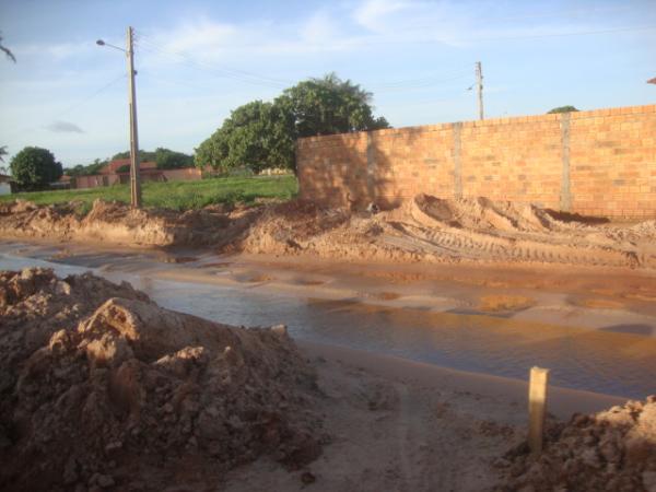 Muita lama - Residuos da construção do novo setor comercial na anel viario(Imagem:redaçao)