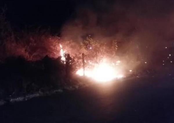 Bombeiros controlam incêndio próximo a posto de combustível em Floriano.(Imagem:Reprodução/Jc24horas)