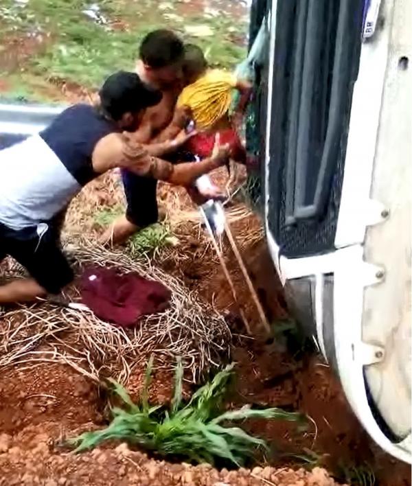 Populares ajudaram a retirar a família do caminhão(Imagem:Reprodução/TV Clube)