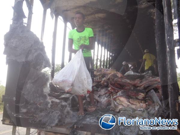 Carreta carregada de carne pega fogo e mercadoria é saqueada. (Imagem:FlorianoNews)