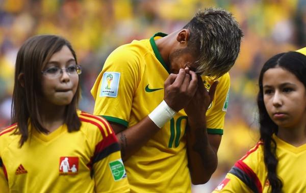 Neymar chora ao fim do hino nacional do Brasil na Arena Castelão.(Imagem:Getty Images)