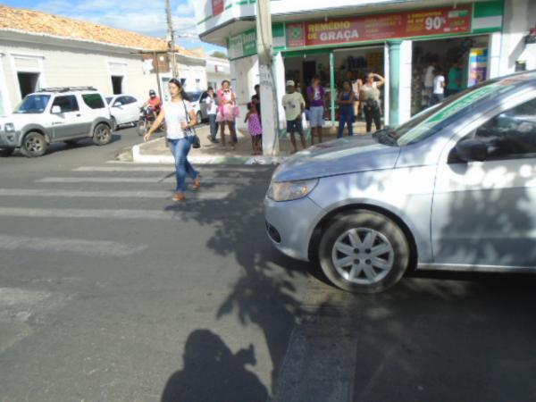 Reportagem flagra desrespeito a pedestres no trânsito de Floriano.(Imagem:FlorianoNews)