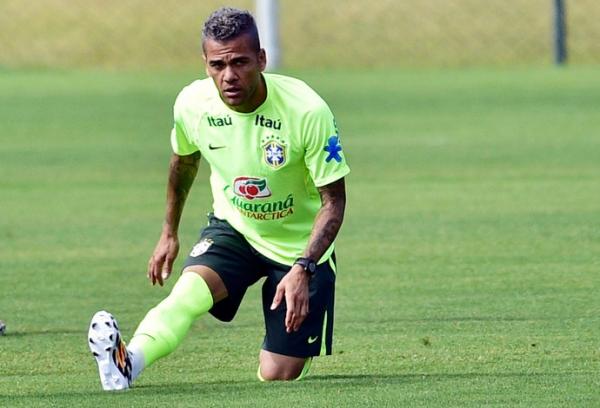 Daniel Alves deixou o cabelo mais para platinado.(Imagem:Gaspar Nóbrega/VIPCOMM)