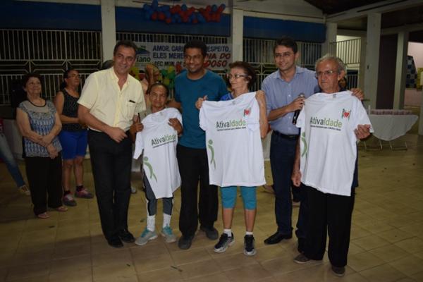 Idosos participam de atividade física e celebram a qualidade de vida.(Imagem:Waldemir Miranda)