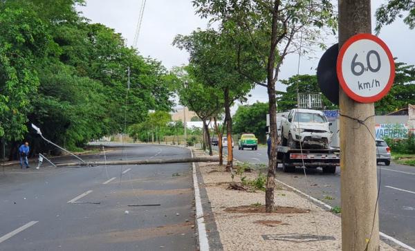 Reboque retira veículo envolvido em acidente na Avenida Maranhão, em Teresina.(Imagem:Dalyne Barbosa/TV Clube)