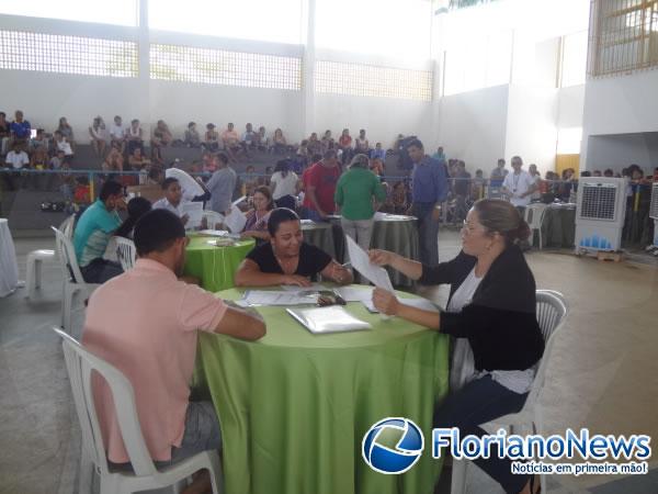 Famílias contempladas no programa ''Minha Casa Minha Vida'' assinam contratos.(Imagem:FlorianoNews)