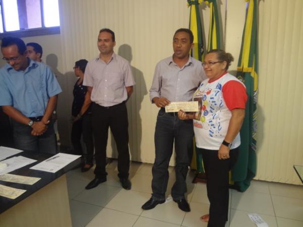 Repassado cheque para escolas e blocos de samba de Floriano.(Imagem:FlorianoNews)