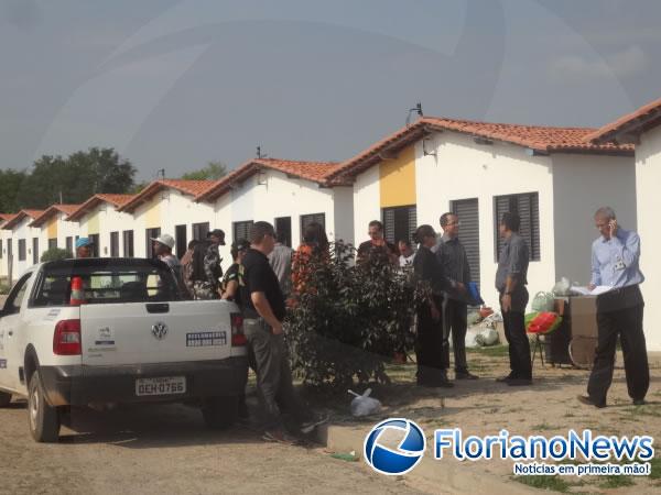 Invasores desocupam casas do Conjunto Habitacional José Pereira, em Floriano.(Imagem:FlorianoNews)