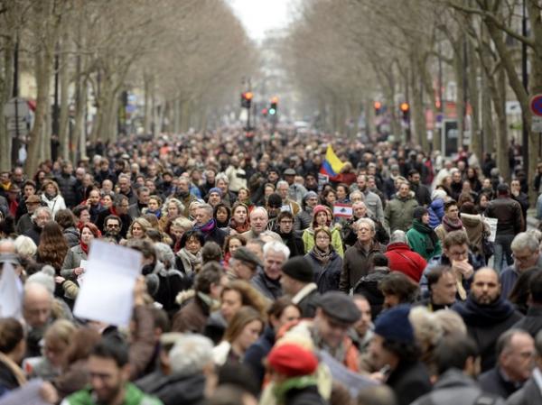 Marcha pela liberdade e pela República toma conta das ruas de Paris no domingo (11).(Imagem:Martin Bureau/AFP)