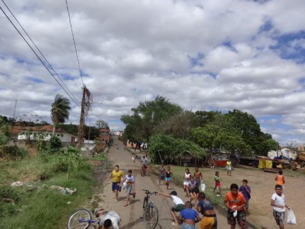 Palhaço Carrapeta faz a alegria das crianças com distribuição de bombons em Floriano.(Imagem:FlorianoNews)