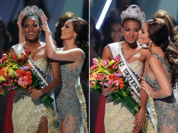 Leila Lopes recebe a coroa das mãos de Ximena Navarrete.(Imagem:Reuters/Agência)