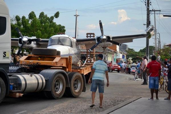 Avião bateu em poste durante transporte para a cidade de Parnaíba.(Imagem:Kairo Amaral/Portal Costa Norte)