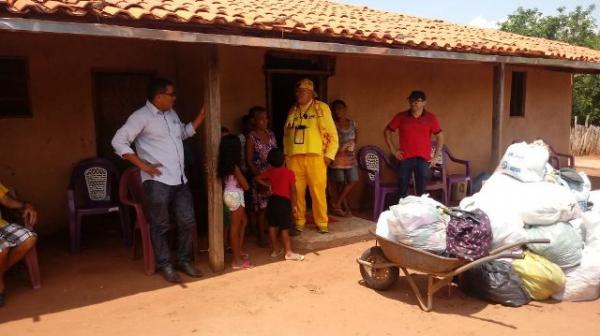 Projeto Amarelinho faz doação de roupas e cestas básicas em comunidades rurais de Floriano.(Imagem:FlorianoNews)