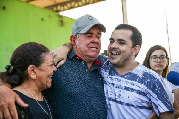 Família de Antônio Cláudio o aguardou na porta de presídio na Grande Fortaleza (Imagem:Natinho Rodrigues/G1)