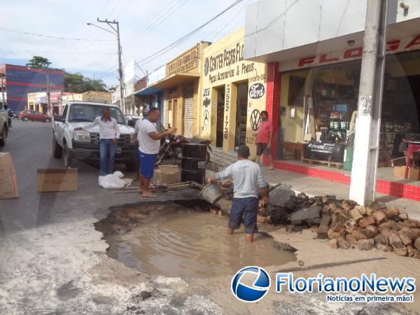 Rompimento em rede de distribuição causou falta d?água em Floriano.(Imagem:FlorianoNews)