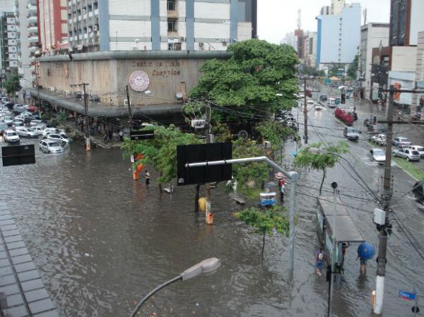 Internaura registrou que, em apenas 20 minutos de chuva, Reta da Penha ficou alagada, em Vitória.(Imagem:Nágila Silva dos Santos/ VC no G1)