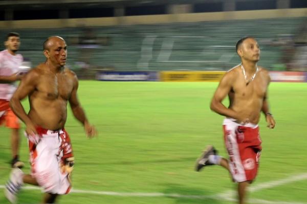 Torcedores do América-RN no campo.(Imagem:Felipe Soares/GloboEsporte.com)