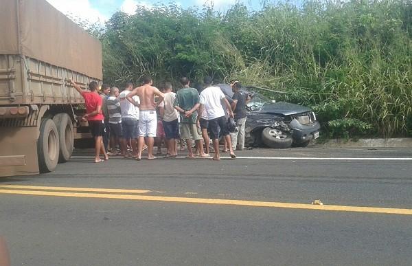 Três pessoas morrem em acidente entre carreta e veículo na BR 343.(Imagem:Portal Canal121)