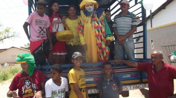 Palhaço Carrapeta leva alegria a crianças de Floriano com distribuição de bombons.(Imagem:FlorianoNews)