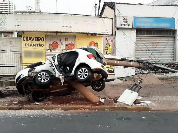 Carro estaria em alta velocidade quando bateu no poste, na Avenida do CPA, em Cuiabá.(Imagem:Delegacia Especializada em Delitos de Trânsito de )