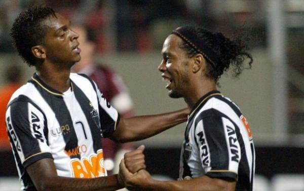 Jô e Ronaldinho Gaúcho e Jô comemoram o gol do Atlético-MG.(Imagem:EFE)