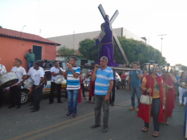 Fiéis participam da procissão de Bom Jesus dos Passos em Floriano.(Imagem:FlorianoNews)