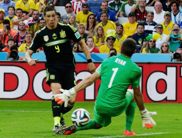 Fernando Torres desvia do goleiro para fazer 2 a 0 para a Espanha.(Imagem: Reuters)
